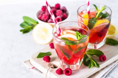Frambuazlı limonata. Buzlu yaz içeceği.