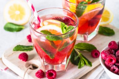 Frambuazlı limonata. Buzlu yaz içeceği.