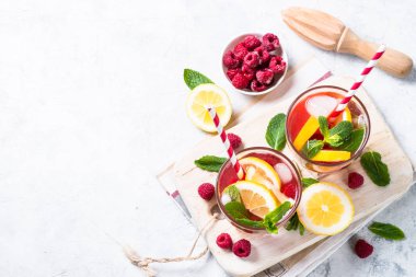 Frambuazlı limonata. Buzlu yaz içeceği.