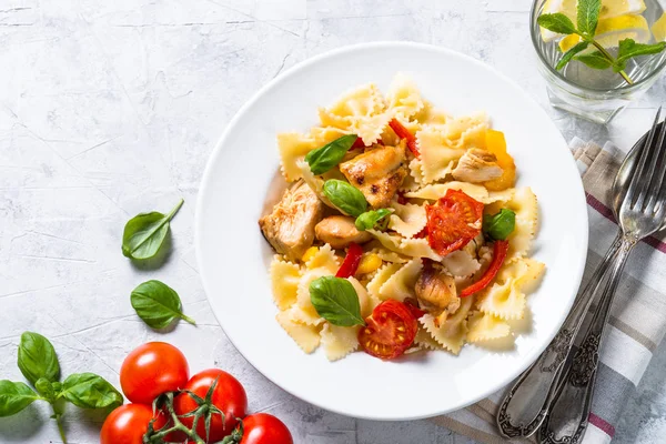 Pâtes avec poulet et légumes. Gros plan . — Photo