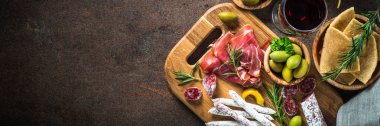 Meze - dilimlenmiş et, jambon, salam, zeytin ve şarap Üstten Görünüm.