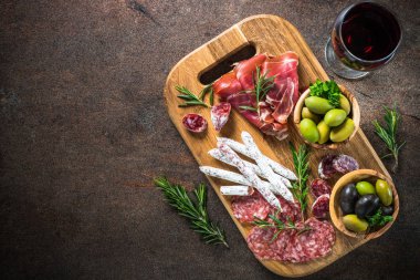 Meze - dilimlenmiş et, jambon, salam, zeytin ve şarap Üstten Görünüm.