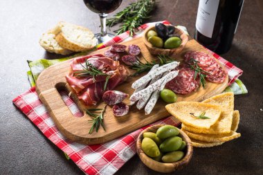 Meze Şarküteri - dilimlenmiş et, jambon, salam, zeytin üzerinde woo