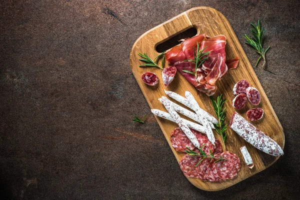 Meze - dilimlenmiş et, jambon, salam, zeytin ve şarap Üstten Görünüm.