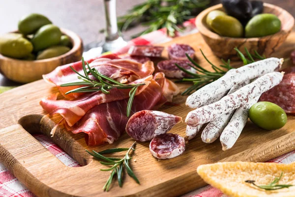 Antipasto salumeria - carne affettata, prosciutto, salame, olive su woo — Foto Stock