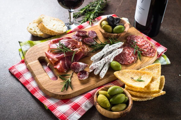 Antipasto salumeria - carne affettata, prosciutto, salame, olive su woo — Foto Stock