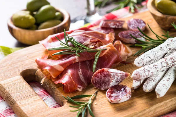 Delicatessen antipasto - carne en rodajas, jamón, salami, aceitunas en woo —  Fotos de Stock