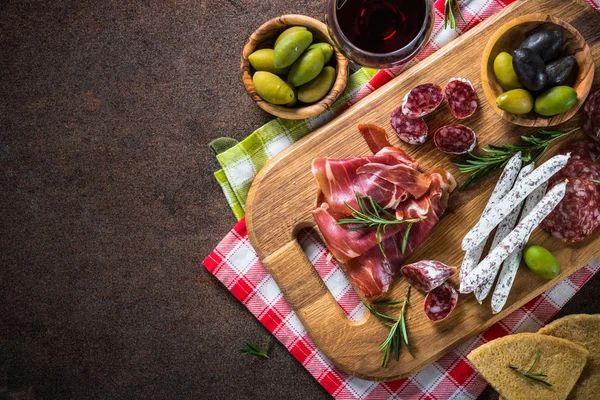 Antipasti lahůdky - nakrájené maso, šunka, salám, sýr, olivy — Stock fotografie