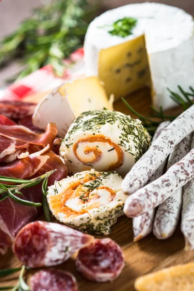 Antipasti lahůdky - maso, sýry, olivy a víno na kámen — Stock fotografie