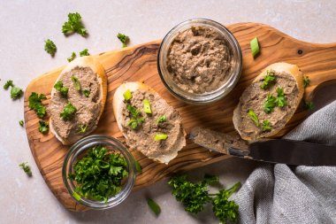 Karaciğer sığır eti üst görünümden pate. 