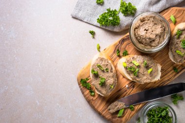 Karaciğer sığır eti üst görünümden pate. 