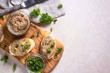 Karaciğer sığır eti üst görünümden pate. 