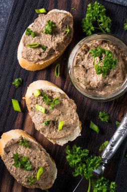 Pate sığır eti karaciğer üzerinden. 