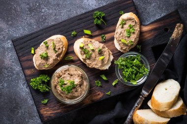 Pate sığır eti karaciğer üzerinden. 