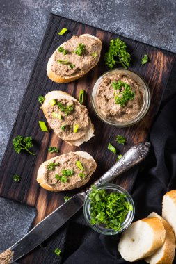 Pate sığır eti karaciğer üzerinden. 