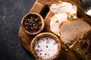 Baharat ve otlar ile pişmiş domuz eti. Üstten Görünüm.