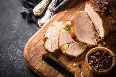 Baharat ve otlar ile Kızartma domuz eti.  