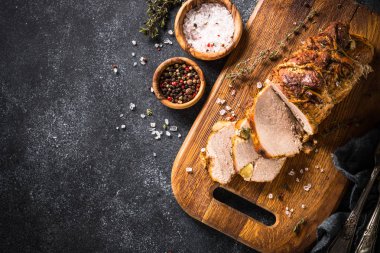 Baharat ve otlar ile domuz eti kızartma. Üstten Görünüm.