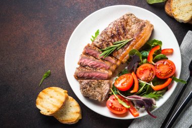 Izgara sığır eti striploin biftek taze salata en iyi Manzaralı.