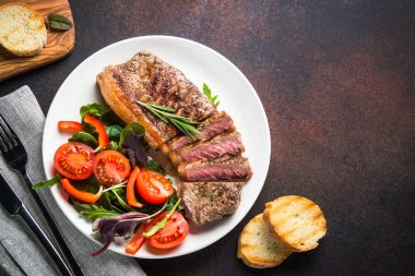 Izgara sığır eti striploin biftek taze salata en iyi Manzaralı.