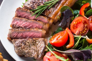 Izgara sığır eti striploin biftek salata plaka ile.