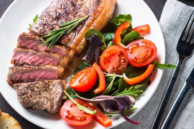 Izgara sığır eti striploin biftek salata plaka ile.