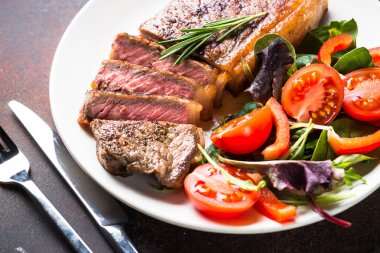 Izgara sığır eti striploin biftek salata plaka ile.