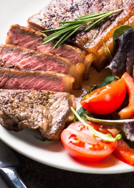 Izgara sığır eti striploin biftek salata plaka ile.