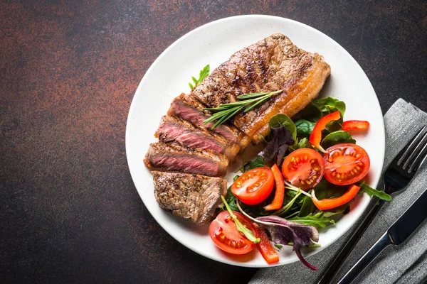 Grillezett marha hátszín steak, friss saláta, felülnézet. — Stock Fotó