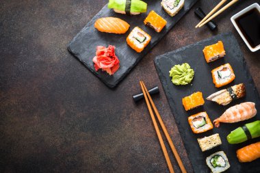 Suşi, maki, nigiri ve suşi rulo set Üstten Görünüm