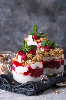 Yoğurt parfafait granola ve cam ahududu.