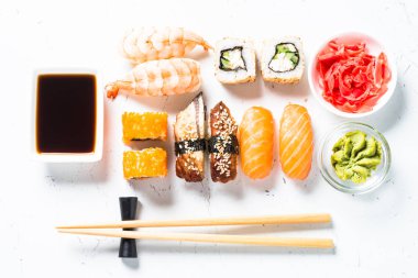 Küme beyaz arka plan üzerinde rulo suşi ve suşi.