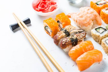 Küme beyaz masaya rulo suşi ve suşi.