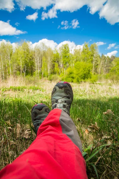 Travelers legs against the background of nature. — Stock Photo, Image
