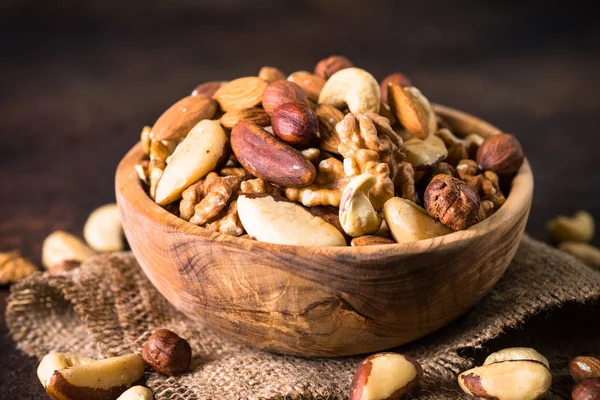 Surtido de frutos secos en un tazón . — Foto de Stock