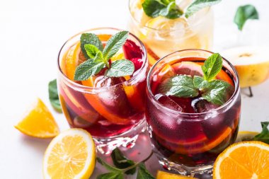 Beyaz, pembe ve kırmızı sangria meyve, buz ve nane ile.
