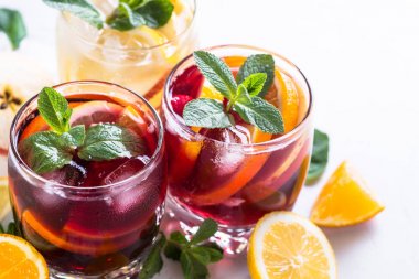 Beyaz, pembe ve kırmızı sangria meyve, buz ve nane ile.