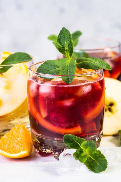 Weiße, rosa und rote Sangria mit Früchten, Eis und Minze. — Stockfoto