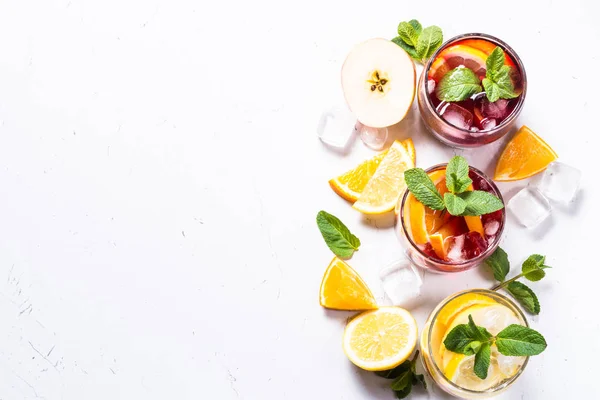 Sangria på vit. — Stockfoto