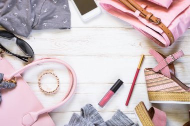 Kadın giysi ve Aksesuarları Pembe ve gri renklerde