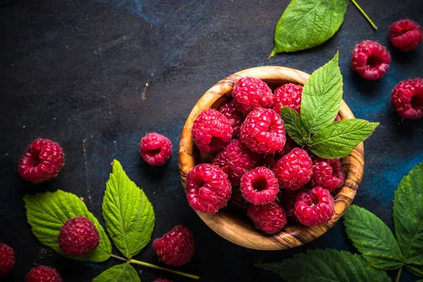 ahşap kase taze frambuaz. 