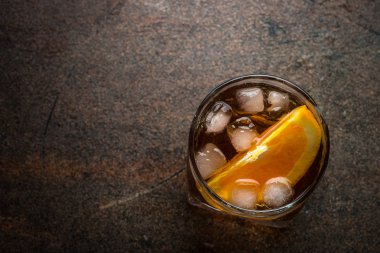 Negroni kokteyl cam kara günü. 