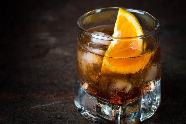 Cocktail Negroni in bicchiere al buio . — Foto Stock