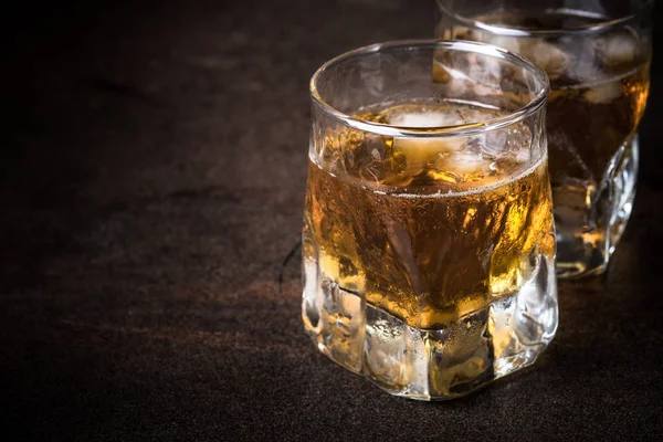 Whisky med isen i glas — Stockfoto