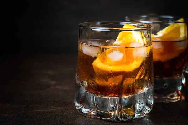 Cocktail Negroni in bicchiere al buio . — Foto Stock