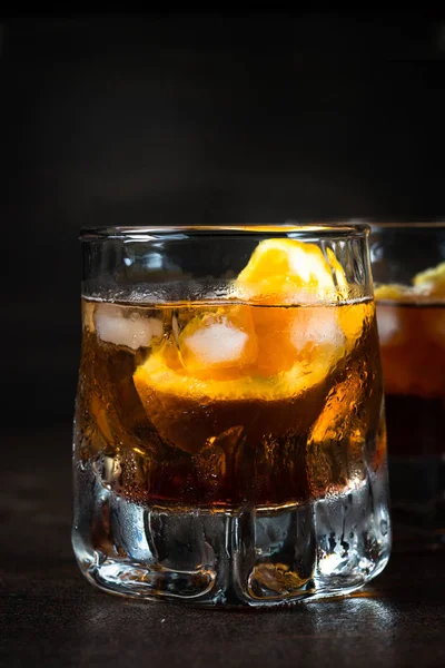 Cocktail Negroni em vidro no escuro . — Fotografia de Stock