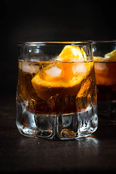 Cocktail Negroni in bicchiere al buio . — Foto Stock