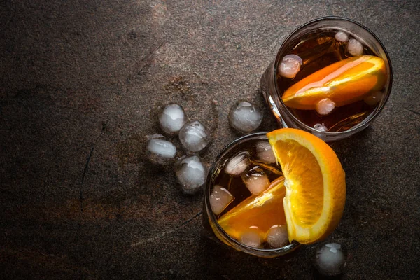 Cocktail Negroni in bicchiere al buio . — Foto Stock