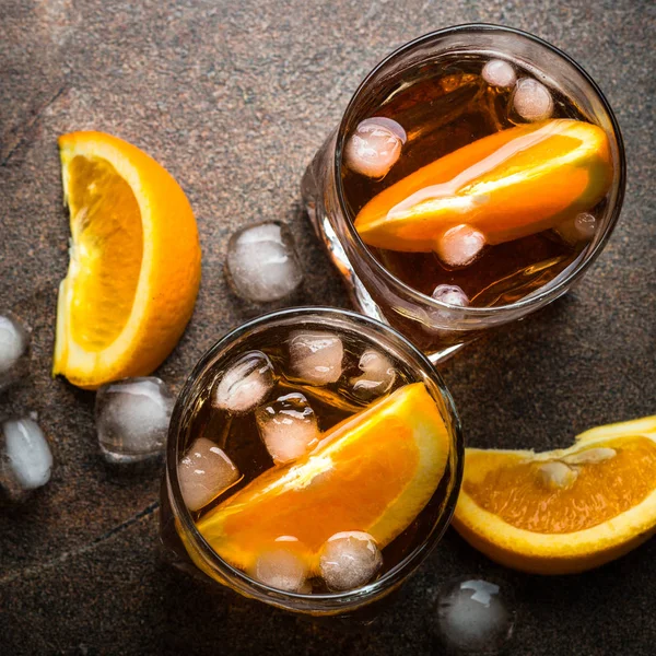 Cocktail Negroni in bicchiere al buio . — Foto Stock