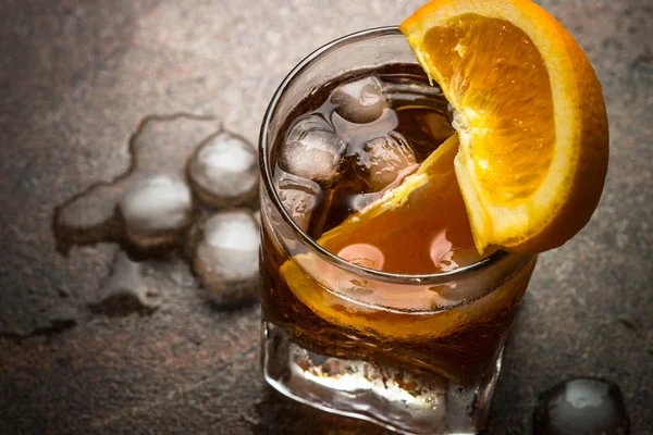 Cocktail Negroni in bicchiere al buio . — Foto Stock